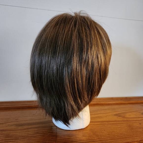WIG - Picture 3 of 4